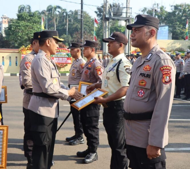 
					Kapolres Metro Depok, Kombes Abdul Waras memberikan penghargaan kepada Satpam usai membantu aksi pencurian di wilayah Bojongsari, Depok. (Dokumen Humas Polres Metro Depok)