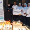 Camat Bojongsari, Rijal Farhan, menerima bantuan secara simbolis dari Lazismu Kota Depok di Posyandu Mawar Dua, Kelurahan Duren Seribu, Kecamatan Bojongsari, Depok.