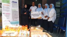 Camat Bojongsari, Rijal Farhan, menerima bantuan secara simbolis dari Lazismu Kota Depok di Posyandu Mawar Dua, Kelurahan Duren Seribu, Kecamatan Bojongsari, Depok.