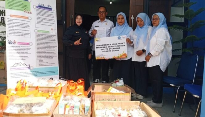 
					Camat Bojongsari, Rijal Farhan, menerima bantuan secara simbolis dari Lazismu Kota Depok di Posyandu Mawar Dua, Kelurahan Duren Seribu, Kecamatan Bojongsari, Depok.