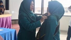 Ketua TP PKK Kecamatan Bojongsari, Cing Ovi saat menyematkan pin PKK kepada Ketua TP PKK Kelurahan Pondok Petir, Indri Lestari saat pelantikan pengurus PKK Kelurahan Pondok Petir di kelurahan setempat. (Rahcmat CH)