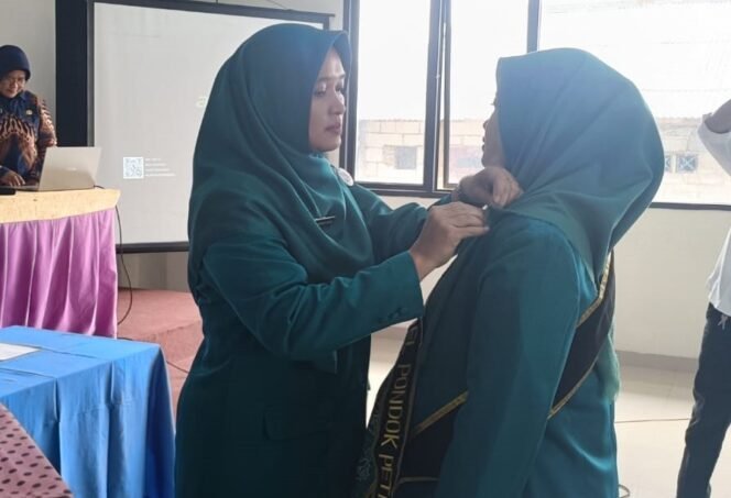 
					Ketua TP PKK Kecamatan Bojongsari, Cing Ovi saat menyematkan pin PKK kepada Ketua TP PKK Kelurahan Pondok Petir, Indri Lestari saat pelantikan pengurus PKK Kelurahan Pondok Petir di kelurahan setempat. (Rahcmat CH)