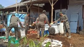 Satpol PP Kota Depok saat menertibkan bangunan liar di lahan bekas RPH, Pancoran Mas, Depok. (Dokumen Satpol PP Kota Depok)