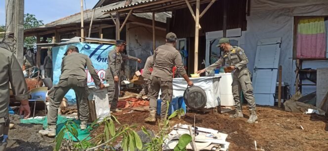 
					Satpol PP Kota Depok saat menertibkan bangunan liar di lahan bekas RPH, Pancoran Mas, Depok. (Dokumen Satpol PP Kota Depok)