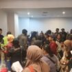 Sejumlah masyarakat saat menyerahkan berkas anaknya untuk bersekolah di sekolah swasta gratis, Gedung Baleka Kota Depok. (Dicky)