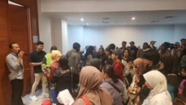 Sejumlah masyarakat saat menyerahkan berkas anaknya untuk bersekolah di sekolah swasta gratis, Gedung Baleka Kota Depok. (Dicky)