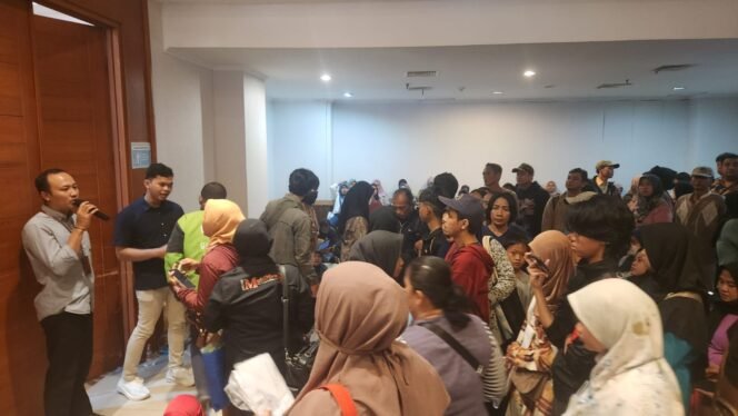 
					Sejumlah masyarakat saat menyerahkan berkas anaknya untuk bersekolah di sekolah swasta gratis, Gedung Baleka Kota Depok. (Dicky)