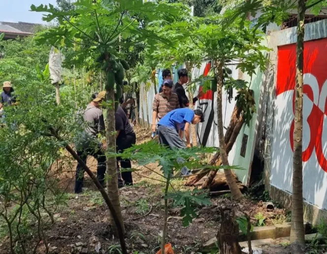 
					Sejumlah remaja Duren Mekar membuat mural sebagi wadah kreativtas dan meramaikan HUT ke-80 RI di Kampung Caraka, Duren Mekar, Bojongsari, Depok. (Istimewa)