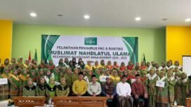 Jajaran pengurus PAC dan Ranting Muslimat NU Kecamatan Bojongsari bersama Camat Bojongsari, Rijal Farhan dan tamu undangan melakukan foto bersama (Istimewa)