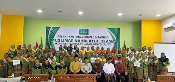 
					Jajaran pengurus PAC dan Ranting Muslimat NU Kecamatan Bojongsari bersama Camat Bojongsari, Rijal Farhan dan tamu undangan melakukan foto bersama (Istimewa)