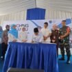 Walikota Depok, Supian Suri, didampingi Forkopimda menandatangani prasasti peresmian Posyandu 6 Standar Pelayanan Minimal (SPM) di Kelurahan Duren Seribu, Bojongsari, Depok. (Iqbal)