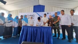 Walikota Depok, Supian Suri, didampingi Forkopimda menandatangani prasasti peresmian Posyandu 6 Standar Pelayanan Minimal (SPM) di Kelurahan Duren Seribu, Bojongsari, Depok. (Iqbal)