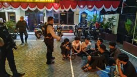 Caption : Sejumlah remaja diamankan Tim Presisi Polres Metro Depok saat akan melakukan tawuran di wilayah Bojongsari, Depok. (Istimewa)