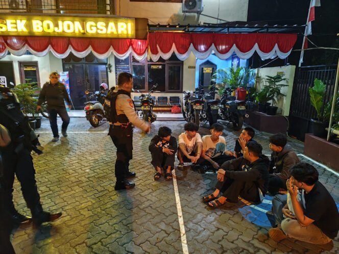 
					Caption : Sejumlah remaja diamankan Tim Presisi Polres Metro Depok saat akan melakukan tawuran di wilayah Bojongsari, Depok. (Istimewa)