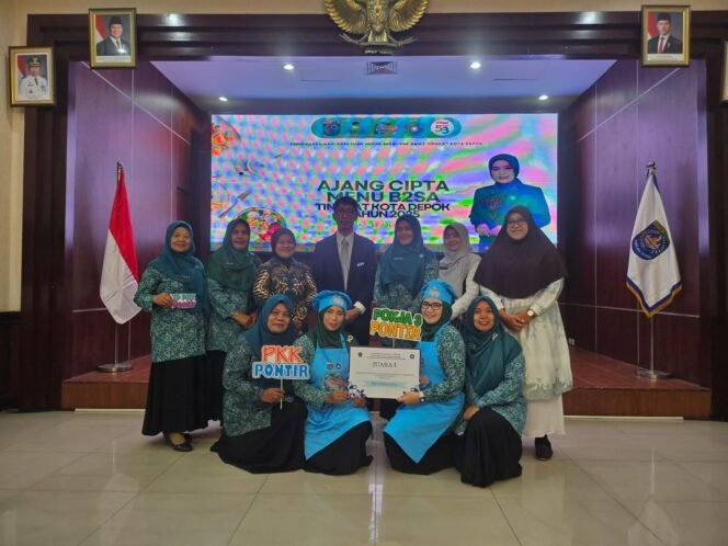 
					PKK Kelurahan Pondok Petir mewakili PKK Kecamatan Bojongsari pada perlombaan Cipta B2SA Kota Depok. (Rachmat)