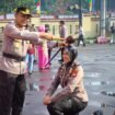 Kapolres Metro Depok, Kombes Pol Abdul Waras saat prosesi pemberian kenaikan pangkat kepada anggota kepolisian. (Dokumen Humas Polres Metro Depok)