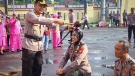 Kapolres Metro Depok, Kombes Pol Abdul Waras saat prosesi pemberian kenaikan pangkat kepada anggota kepolisian. (Dokumen Humas Polres Metro Depok)