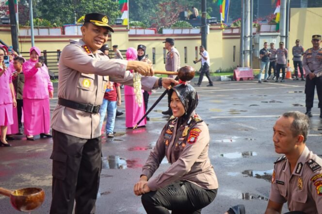 
					Kapolres Metro Depok, Kombes Pol Abdul Waras saat prosesi pemberian kenaikan pangkat kepada anggota kepolisian. (Dokumen Humas Polres Metro Depok)