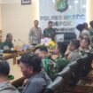 Kapolres Metro Depok, Kombes Abdul Waras menerima sejumlah anggota Kodim 0508/Depok pada peringatan HUT ke-79 Bhayangkara di salah satu ruangan Polres Metro Depok. (Dicky)
