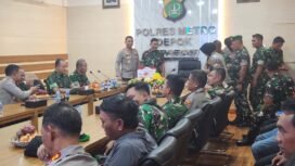 Kapolres Metro Depok, Kombes Abdul Waras menerima sejumlah anggota Kodim 0508/Depok pada peringatan HUT ke-79 Bhayangkara di salah satu ruangan Polres Metro Depok. (Dicky)