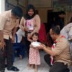 Camat Bojongsari, Rijal Farhan bersama Lurah Pondok Petir, Rengga Nugraha saat memberikan makanan tambahan kepada balita di Posyandu Rose, Pondok Petir, Bojongsari, Depok. (Rahcmat CH)