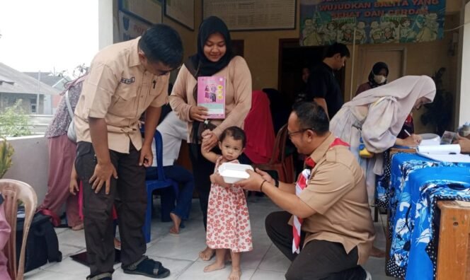 
					Camat Bojongsari, Rijal Farhan bersama Lurah Pondok Petir, Rengga Nugraha saat memberikan makanan tambahan kepada balita di Posyandu Rose, Pondok Petir, Bojongsari, Depok. (Rahcmat CH)
