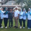 Camat Bojongsari, Rizal Farhan mendampingin Lurah Duren Seribu, Ahmad Sabani saat menerima penghargaan pengumpulan minyak jelantah terbanyak di Kota Depok. (Dicky)