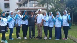 Camat Bojongsari, Rizal Farhan mendampingin Lurah Duren Seribu, Ahmad Sabani saat menerima penghargaan pengumpulan minyak jelantah terbanyak di Kota Depok. (Dicky)