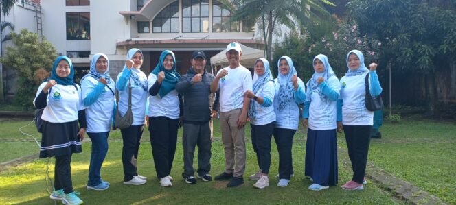 
					Camat Bojongsari, Rizal Farhan mendampingin Lurah Duren Seribu, Ahmad Sabani saat menerima penghargaan pengumpulan minyak jelantah terbanyak di Kota Depok. (Dicky)