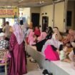 Sejumlah pengunjung sedang menimkati makanan di warung makan H. Jamenih di Jalan Kesadaran I RT4 RW1, Bojongsari, Depok. (Istimewa)