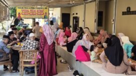 Sejumlah pengunjung sedang menimkati makanan di warung makan H. Jamenih di Jalan Kesadaran I RT4 RW1, Bojongsari, Depok. (Istimewa)