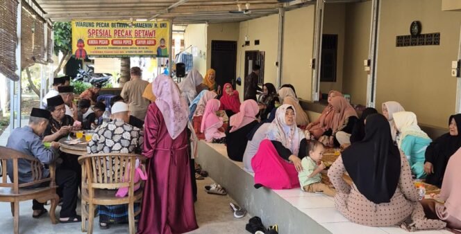 
					Sejumlah pengunjung sedang menimkati makanan di warung makan H. Jamenih di Jalan Kesadaran I RT4 RW1, Bojongsari, Depok. (Istimewa)