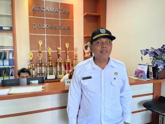 
					Plt Lurah Curug, Ahmad Sofyan. (Rahcmad CH)
