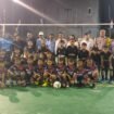 Kedua tim peserta Turnamen Volly U14 poto bersama sebelum pertandingan di lapangan voli RW 05, Bojongsari Baru, Depok, Minggu,20/7/2025. Turnamen ini digelar dalam rangka menyambut HUT RI ke-80 dan diikuti oleh tim-tim dari berbagai wilayah. (FOTO: Fahri Jalu)