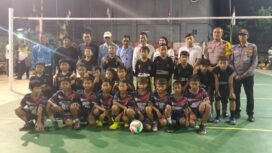 Kedua tim peserta Turnamen Volly U14 poto bersama sebelum pertandingan di lapangan voli RW 05, Bojongsari Baru, Depok, Minggu,20/7/2025. Turnamen ini digelar dalam rangka menyambut HUT RI ke-80 dan diikuti oleh tim-tim dari berbagai wilayah. (FOTO: Fahri Jalu)