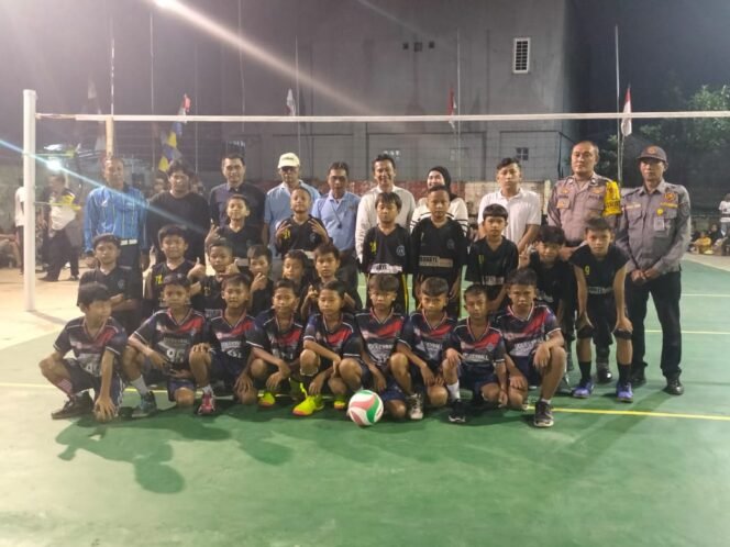 
					Kedua tim peserta Turnamen Volly U14 poto bersama sebelum pertandingan di lapangan voli RW 05, Bojongsari Baru, Depok, Minggu,20/7/2025. Turnamen ini digelar dalam rangka menyambut HUT RI ke-80 dan diikuti oleh tim-tim dari berbagai wilayah. (FOTO: Fahri Jalu)