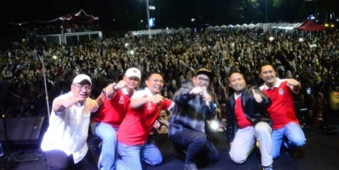 
					Pasha Ungu bersama Wali Kota Depok, Supian Suri dan Forkopimda Kota Depok pada acara malam puncak peringatan HUT ke-80 RI di Balai Kota Depok. (Istimewa)