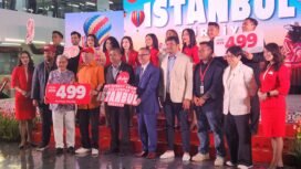 Sejumlah petinggi AirAsia (AAX) Malaysia bersama Duta Besar Turki saat meresmikan launching penerbangan Malaysia menuju Turki di kantor Red Q AirAsia, Selangor, Malaysia. (Dicky) 