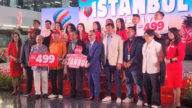 
					Sejumlah petinggi AirAsia (AAX) Malaysia bersama Duta Besar Turki saat meresmikan launching penerbangan Malaysia menuju Turki di kantor Red Q AirAsia, Selangor, Malaysia. (Dicky) 