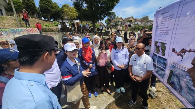 
					Wamendiktisaintek, Stella Christie saat meninjau salah satu calon lahan yang akan dijadikan sekolah Garuda Baru di Rejang Lebong, Bengkulu. (Dicky)