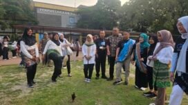 Sejumah anak bermain permainan tradisional bersama Wali Kota Depok, Supian Suri dan perwakilan DPRD Provinsi Jawa Barat di lapangan DOS Balai Kota Depok. (Dicky)