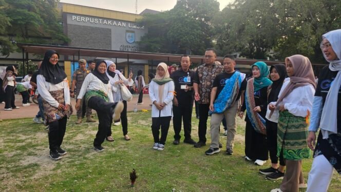 
					Sejumah anak bermain permainan tradisional bersama Wali Kota Depok, Supian Suri dan perwakilan DPRD Provinsi Jawa Barat di lapangan DOS Balai Kota Depok. (Dicky)