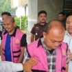 Dua tersangka dugaan korupsi saat diamankan di Kejari Depok. (Dicky)
