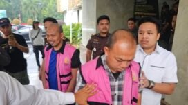 Dua tersangka dugaan korupsi saat diamankan di Kejari Depok. (Dicky)