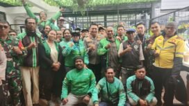 Kapolres Metro Depok, Kombes Abdul Waras bersama Dandim 0508/Depok, Kolonel Infanteri Iman Widhiarto dan komunitas ojol Depok melakukan pertemuan di Jalan Pemuda, Depok. (Dicky)