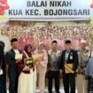 Kepala KUA Bojongsari, Saiful Millah dan petugas KUA Bojongsari bersama warga usai Langsungkan akad nikah di Bojongsari, Depok. (Anna Noor)