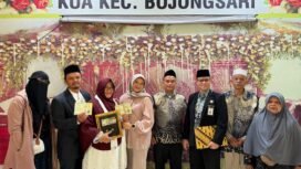 Kepala KUA Bojongsari, Saiful Millah dan petugas KUA Bojongsari bersama warga usai Langsungkan akad nikah di Bojongsari, Depok. (Anna Noor)