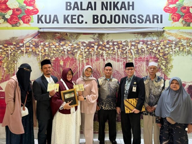 
					Kepala KUA Bojongsari, Saiful Millah dan petugas KUA Bojongsari bersama warga usai Langsungkan akad nikah di Bojongsari, Depok. (Anna Noor)