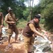 Camat Bojongsari, Rijal Farhan bersama Lurah Pondok Petir, Rengga Nugraha membantu membersihkan tanggul yang jebol di Perumahan Villa Pamulang, Pondok Petir, Bojongsari, Depok. (Rahcmat)