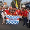 Warga tampak antusias mengikuti jalan santai memeriahkan HUT ke-80 RI di Kelurahan Pondok Petir, Bojongsari, Depok.